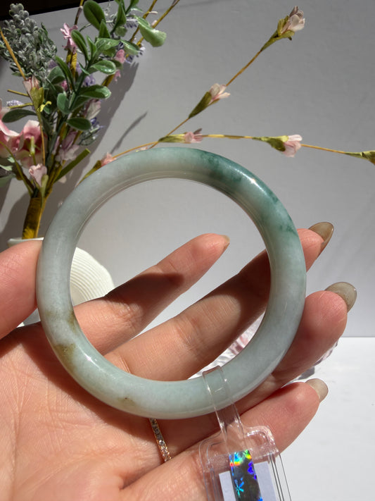 White-Blue Glutinous Jade Bangle – Vòng Ngọc Bích Trắng Lam Hoa Bay Hoàng Phi